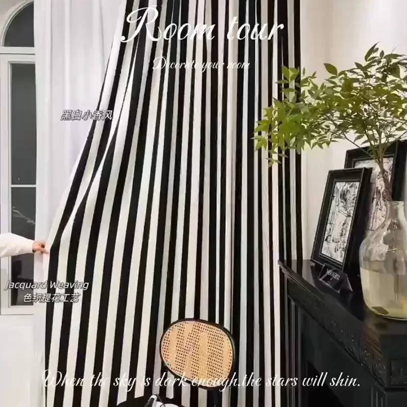 Home Fragrance In French - Dikey Çizgili Siyah ve Beyaz Şönil